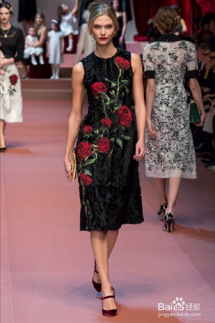 黑色搭配妖红玫瑰花色的四季装