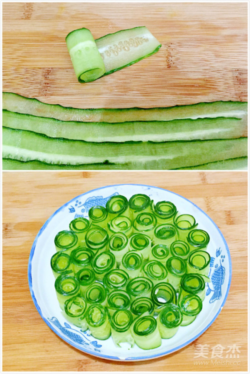 把黄瓜片从一头卷起来后摆盘.