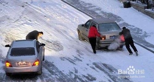 如何在冰雪路面上安全驾驶？