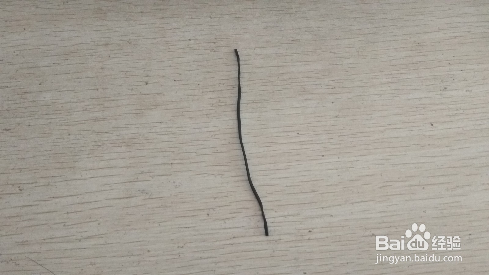如何用数据线绑绳和橡皮筋做简易的手机支架
