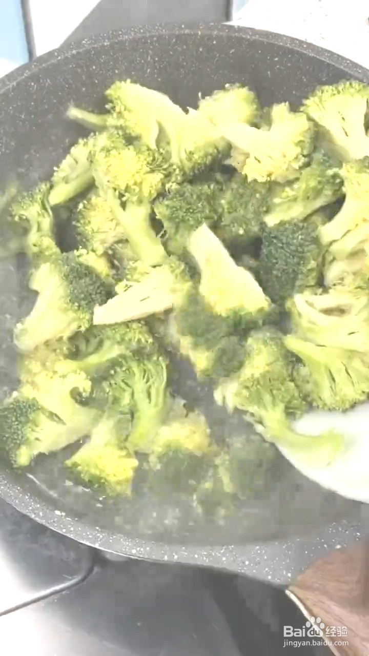 如何制作腊肉炒西兰花