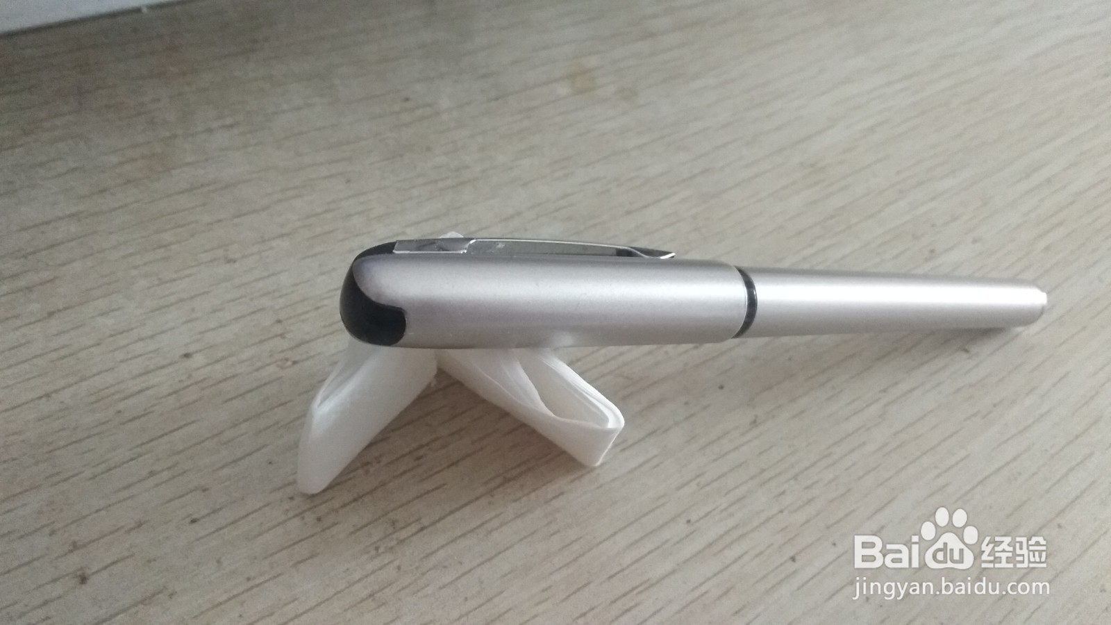 如何用一张长方形手纸做简易的中性笔的支架