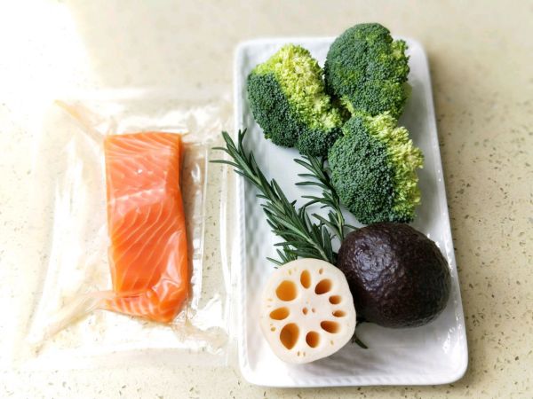 迷迭香烤三文鱼蔬果拼盘