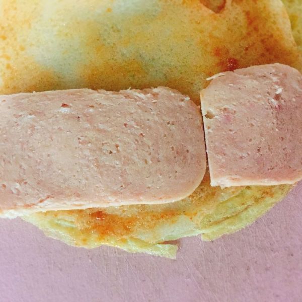 鸡蛋午餐肉卷饼