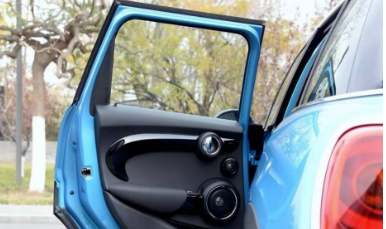 因开车门引发的交通事故。谁的责任大