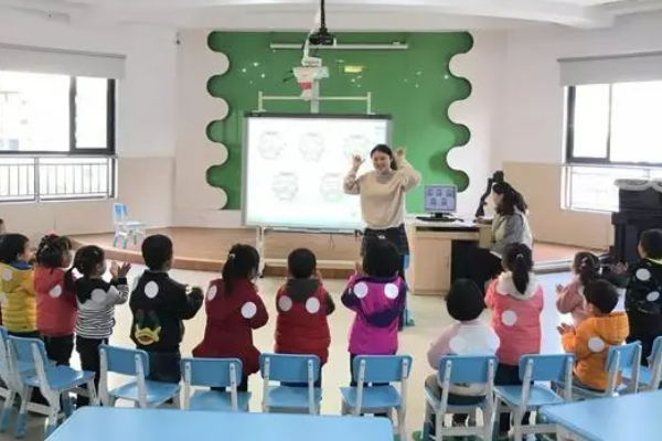 幼儿园课程的轴心是什么