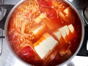 食补佳品西红柿金针菇豆腐汤的做法
