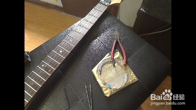 电吉他更换琴弦注意事项。
