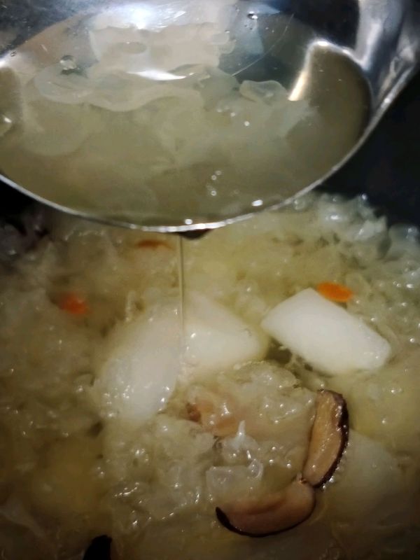 红枣银耳雪梨糖水