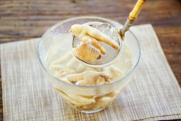 泡椒凤爪和盐水毛豆