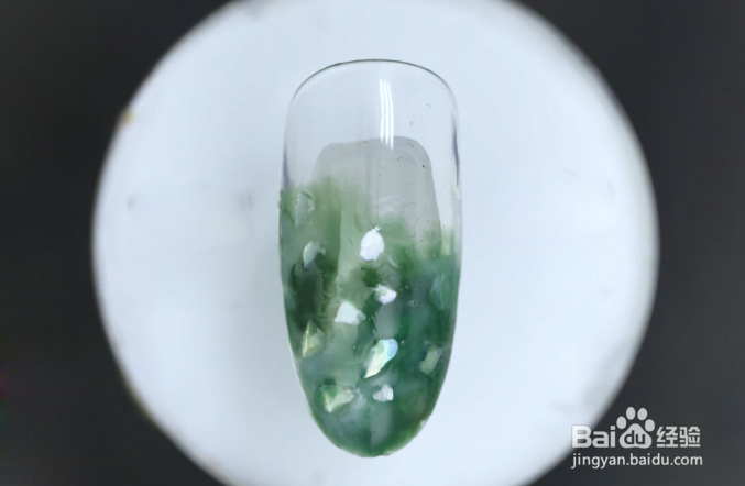 怎样做绿色晕染贝壳美甲？