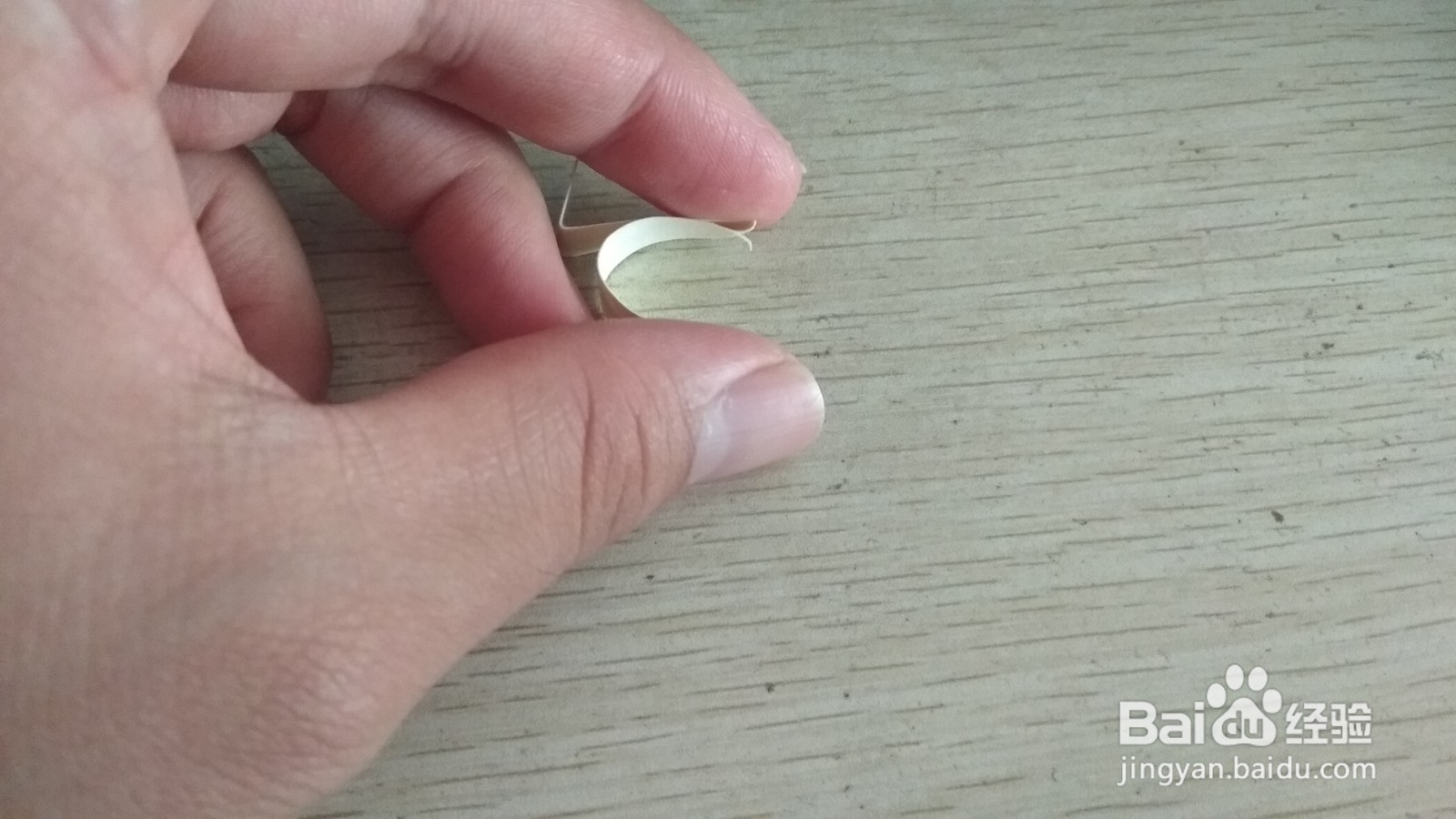 如何用一个细长的素描画纸做手机和中性笔的支架