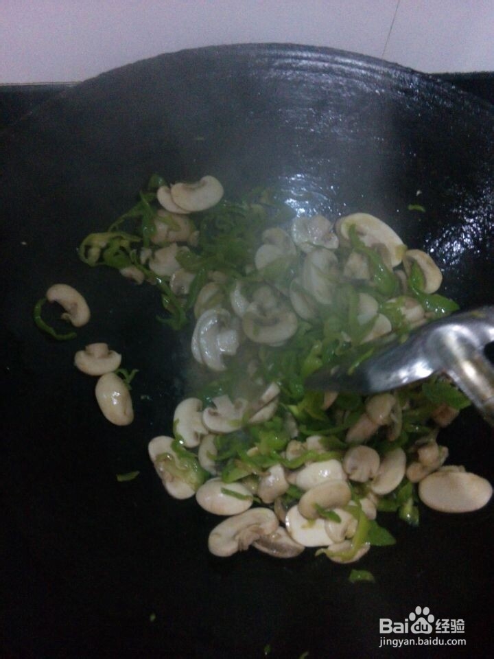 青椒配口菇，炒出来的清香
