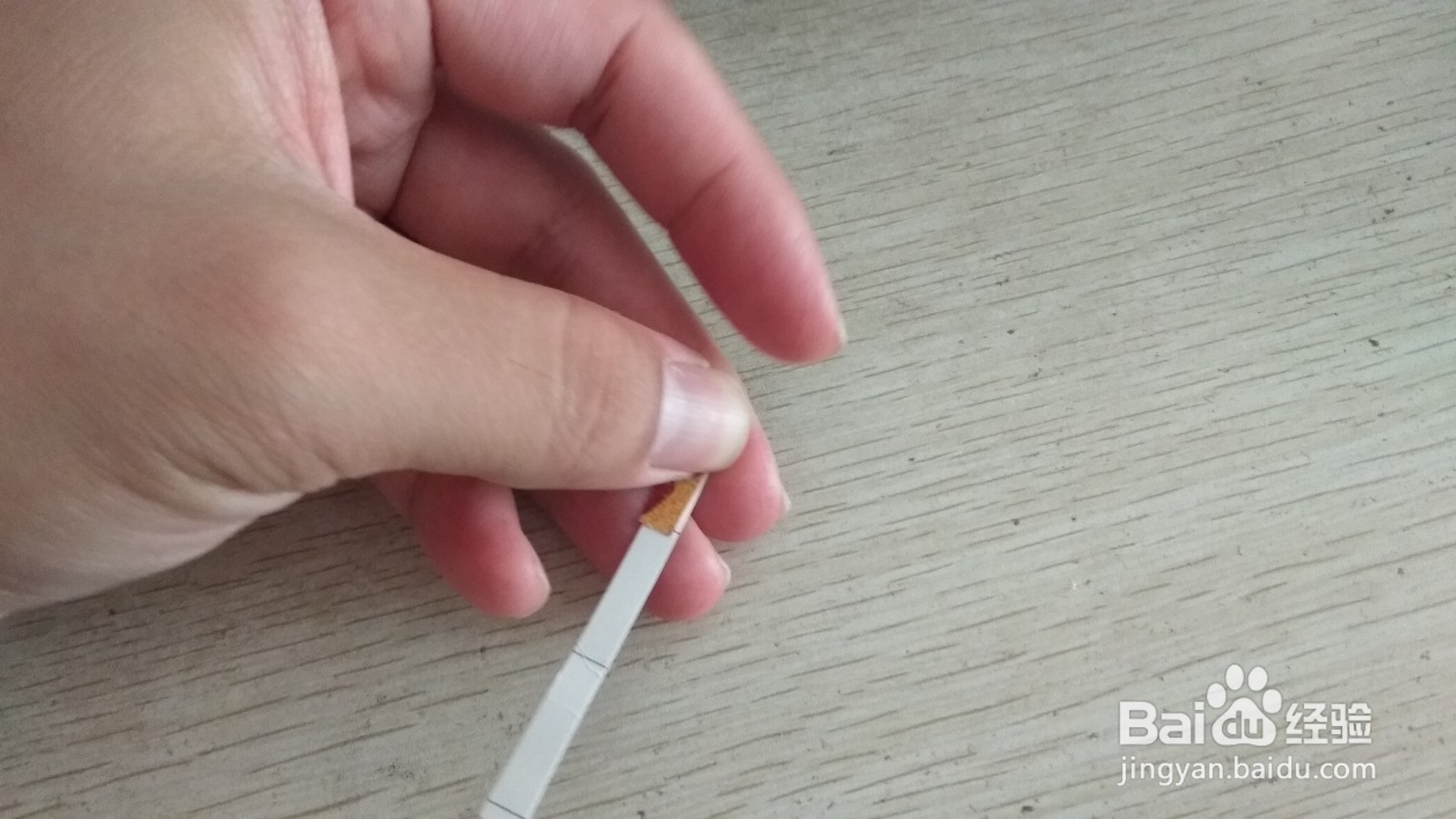 如何用一个细长的硬卡纸做简易的手机的支架