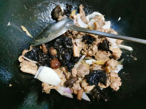 土鸡盖浇意大利面