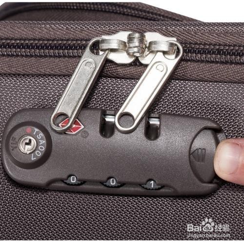 行李箱卡扣一侧按不下去