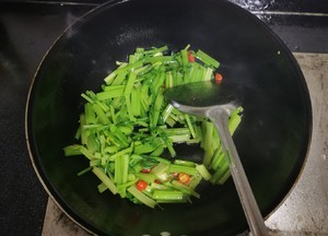 清炒西芹鸡蛋干的做法