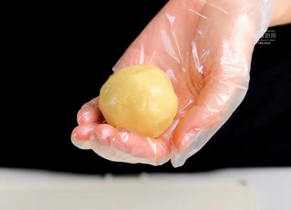 金沙咸蛋黄肉松月饼