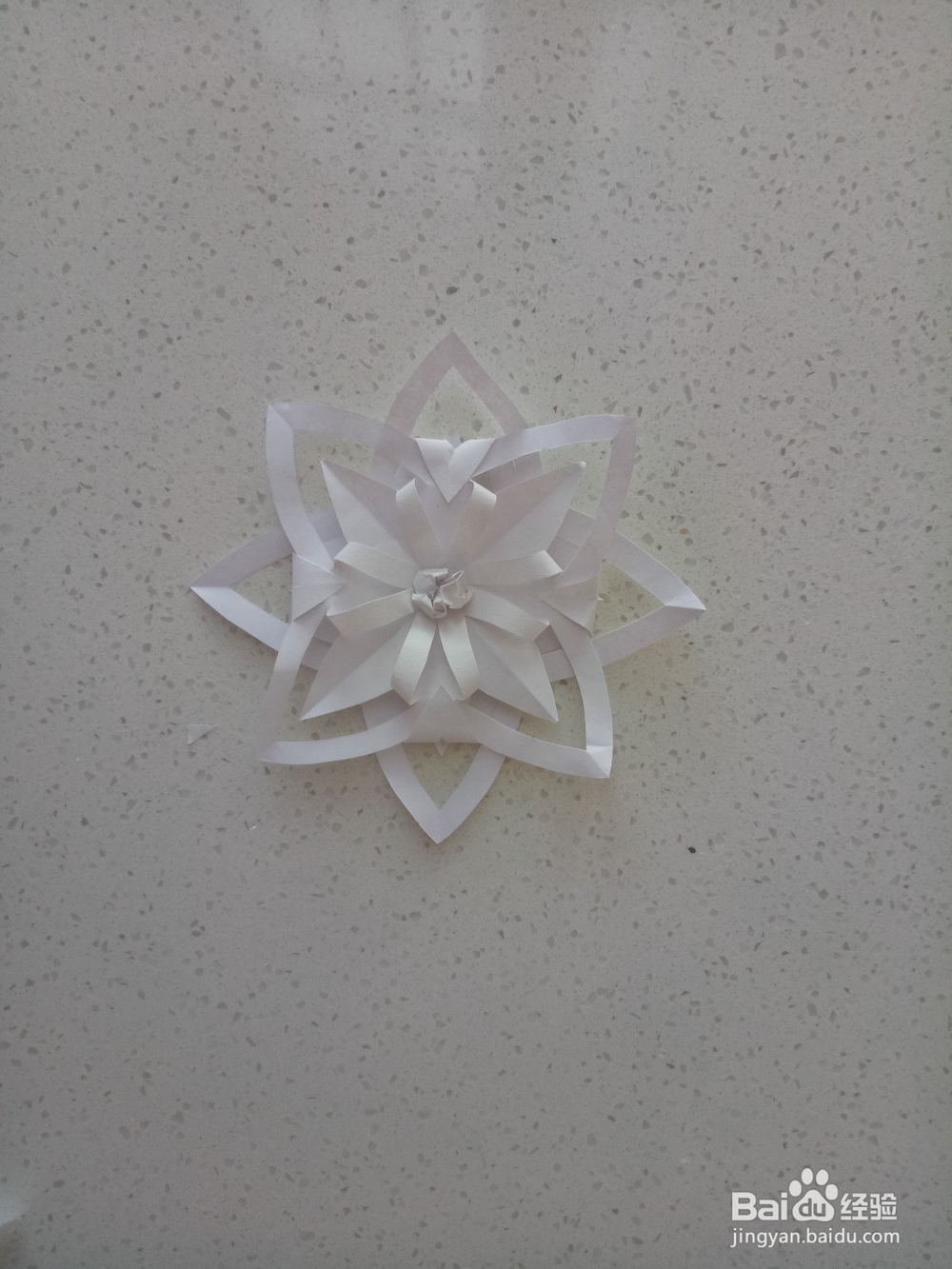怎么用纸剪折出雪花