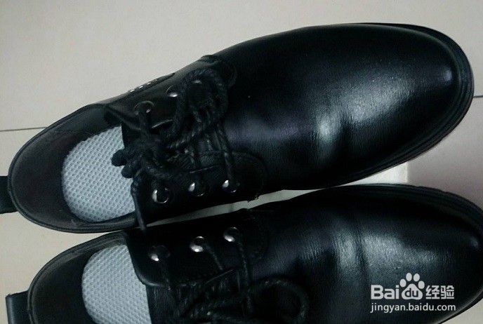 如何保持皮鞋鞋面更光洁？