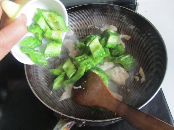 香菠凉瓜炒鸡片