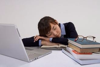 趴在桌子午睡的八个坏处