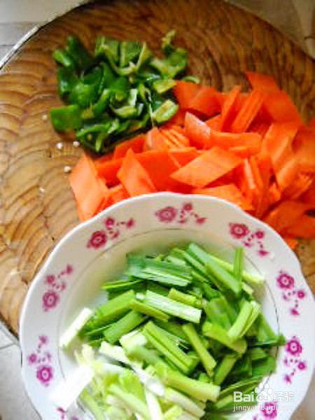 鲜美腊肉皮炖胡萝卜