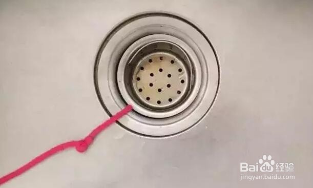 下水道堵了,她随手丢进两块药片就疏通了!