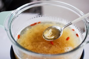 红枣枸杞银耳汤的做法