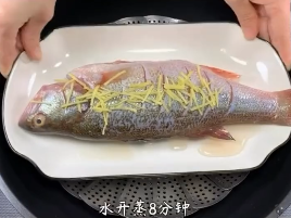 如何制作清蒸鲈鱼？