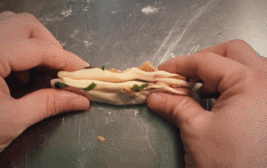 疫情期间适合做的奶香培根葱花馒头。