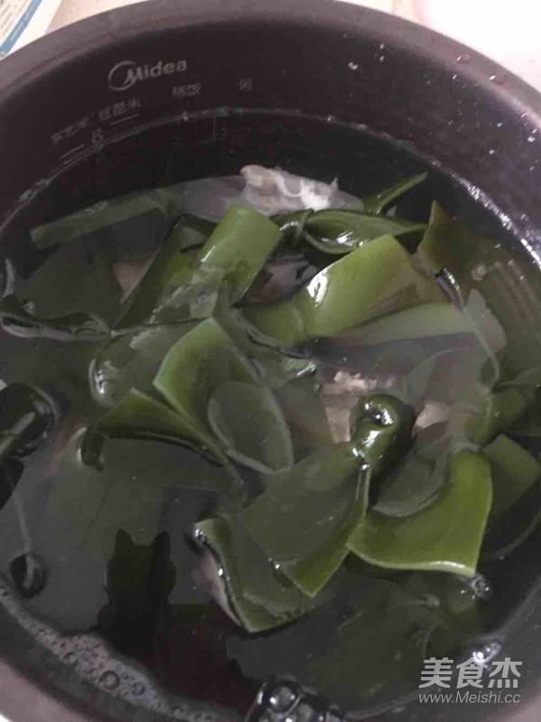 海带排骨汤的做法