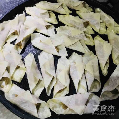 等油熱之後 將包好的餛飩鍋貼鋪滿鍋底 蓋上鍋蓋(這裡是電餅鐺的