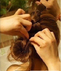 简单编发盘发教程打造别致蜈蚣辫花苞头