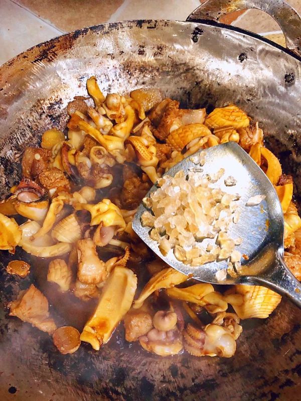 鲜墨鱼烧排骨和墨鱼干烧肉