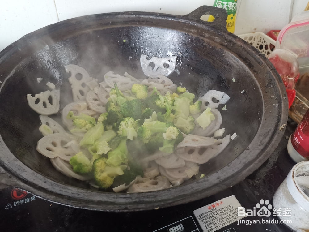 如何用藕片炒西兰花