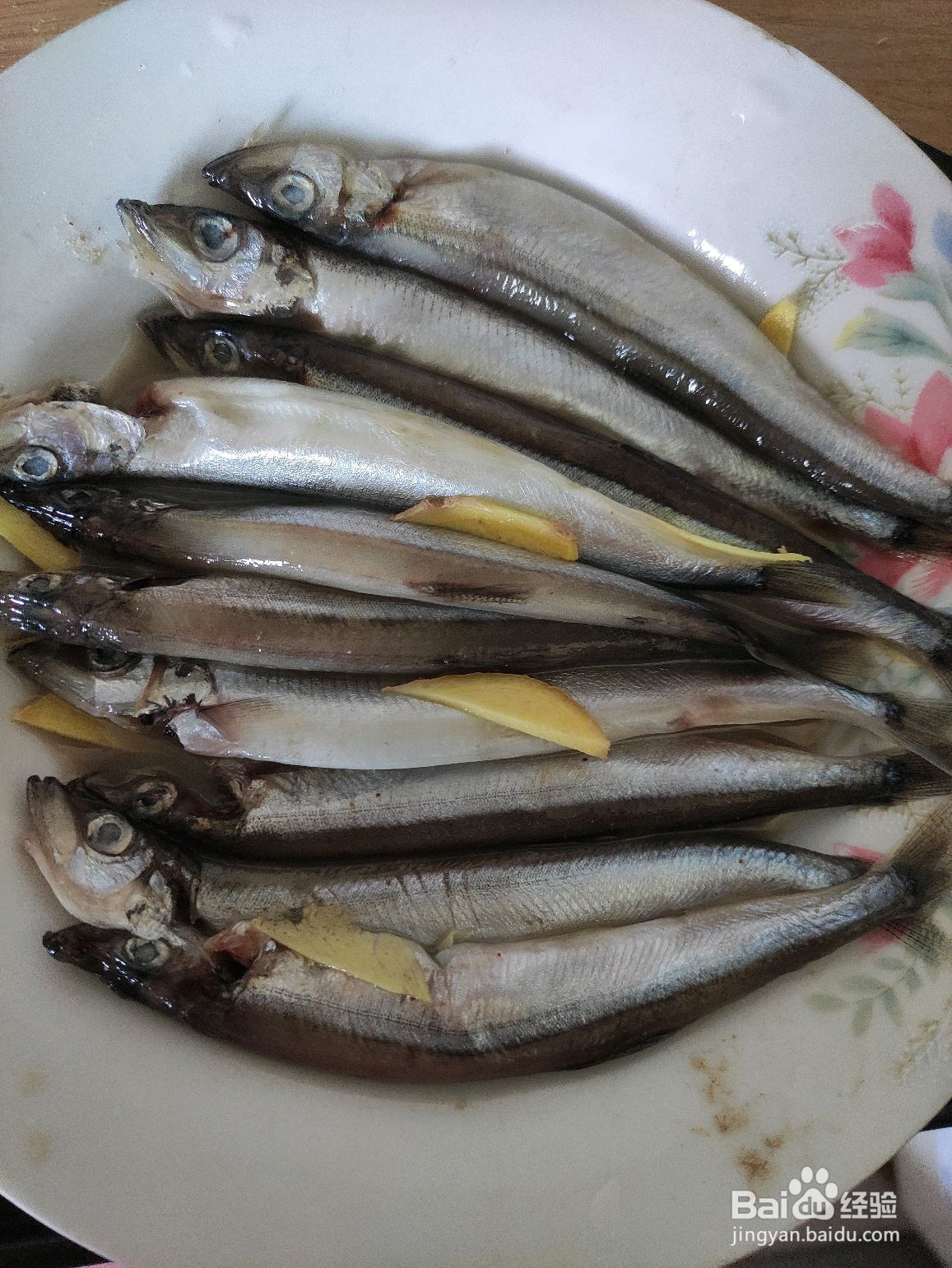 香煎多春鱼的做法