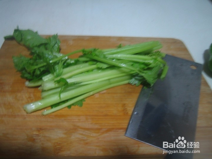 老年人用刀怎样将芹菜切成均匀段