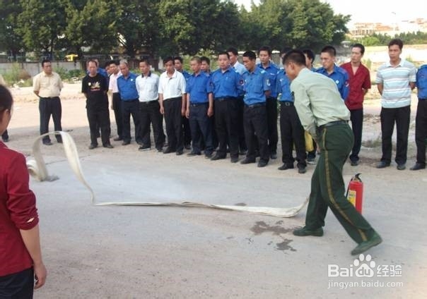 怎样使用消火栓？