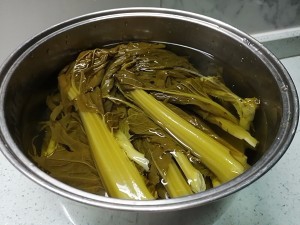 如何做出好吃的酸菜蚕豆