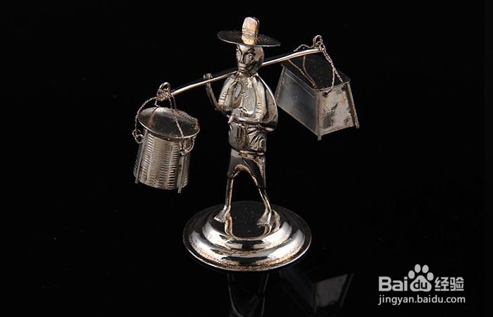 银器中的挑担子人物摆件如何欣赏