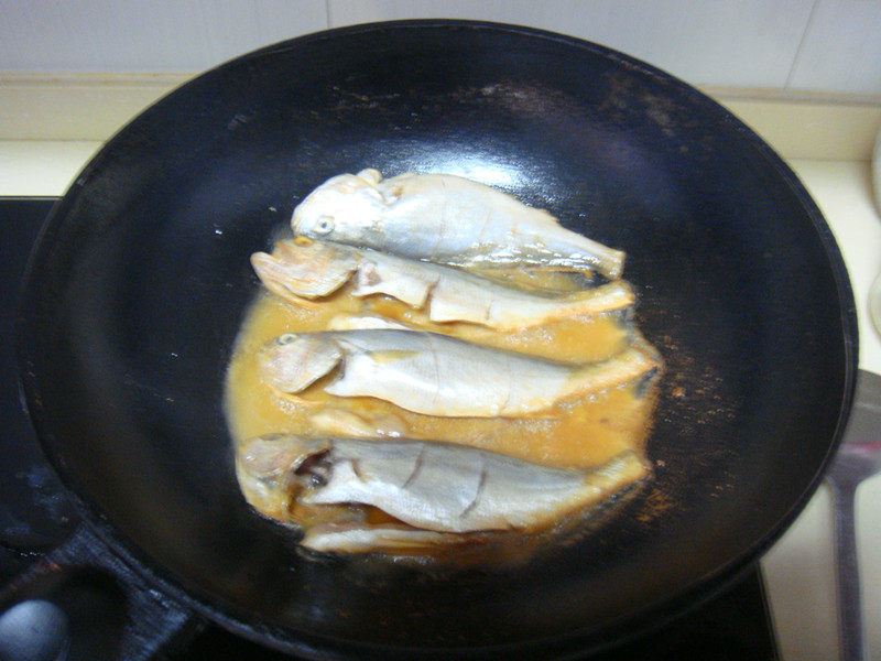 酸菜剁椒小黄鱼的做法，妈妈们快收！