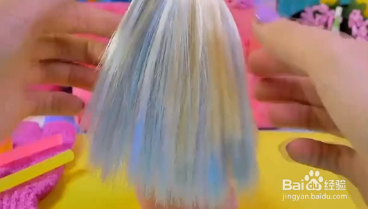 如何帮芭比美发?