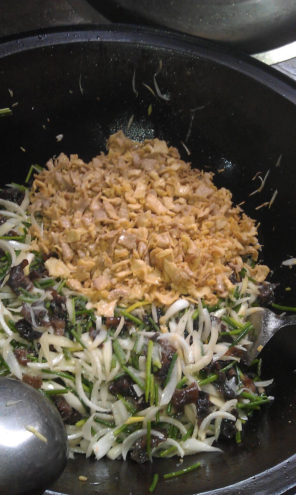 教你做蒜薹洋葱木耳炒肉，味道美极了