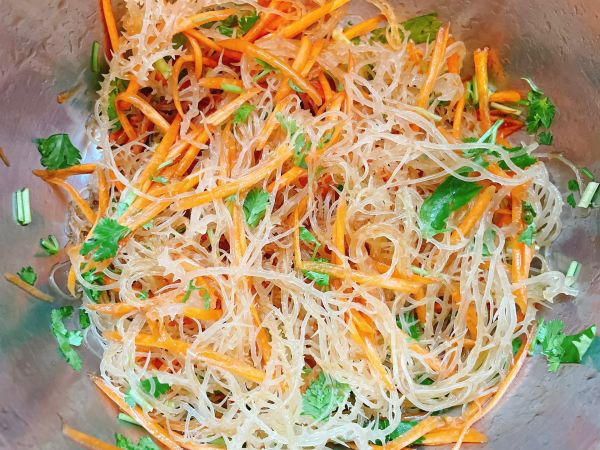 胡萝卜凉拌龙须菜