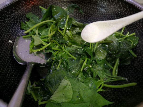 嫩绿蒜蓉地瓜叶