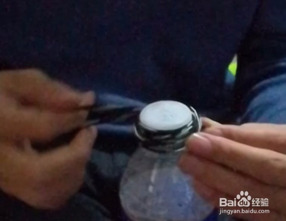 喝矿泉水时瓶盖拧不开怎么办
