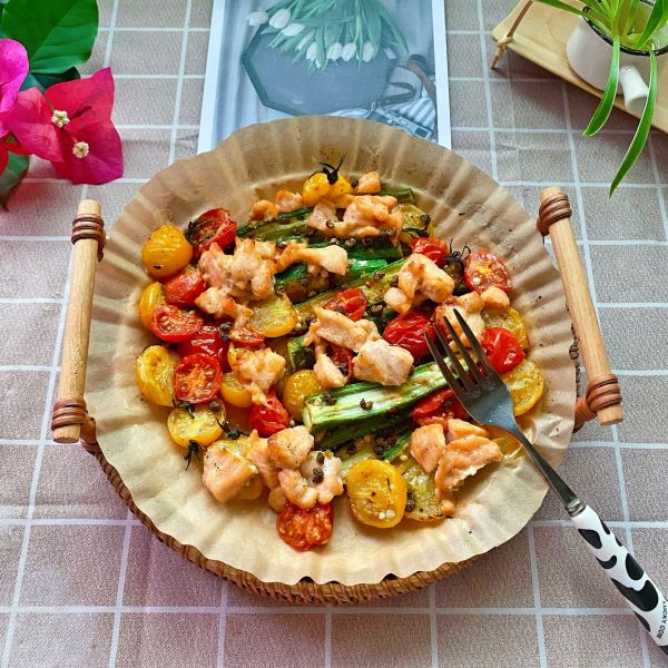 青花椒盐风味三文鱼蔬菜沙拉空气炸