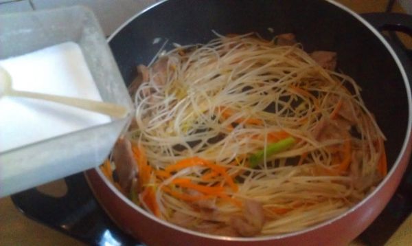 沙茶肉片炒河粉