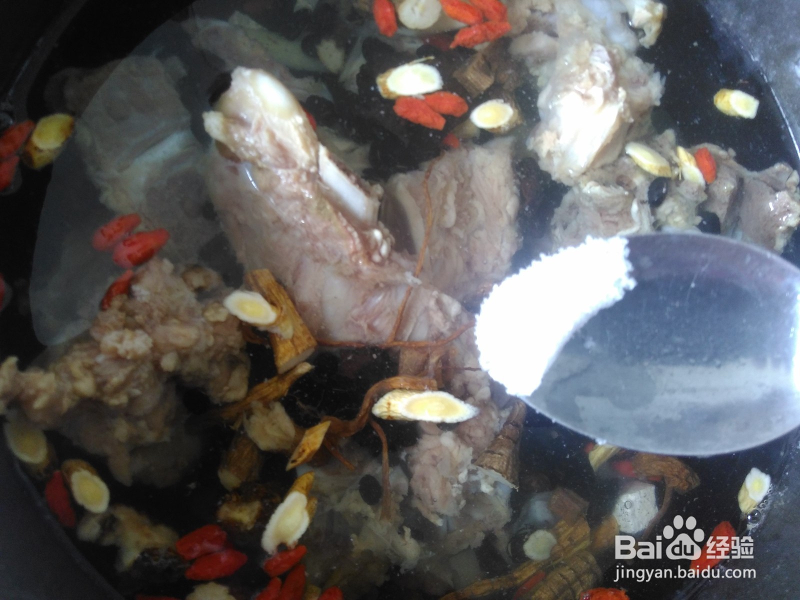 黑豆煲牛骨汤的家常做法